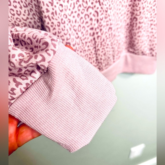 Mondetta Leopard Pullover Printed Sweatshirt Lightweight Top Lilac Pink SML NWT - Picture 8 of 16